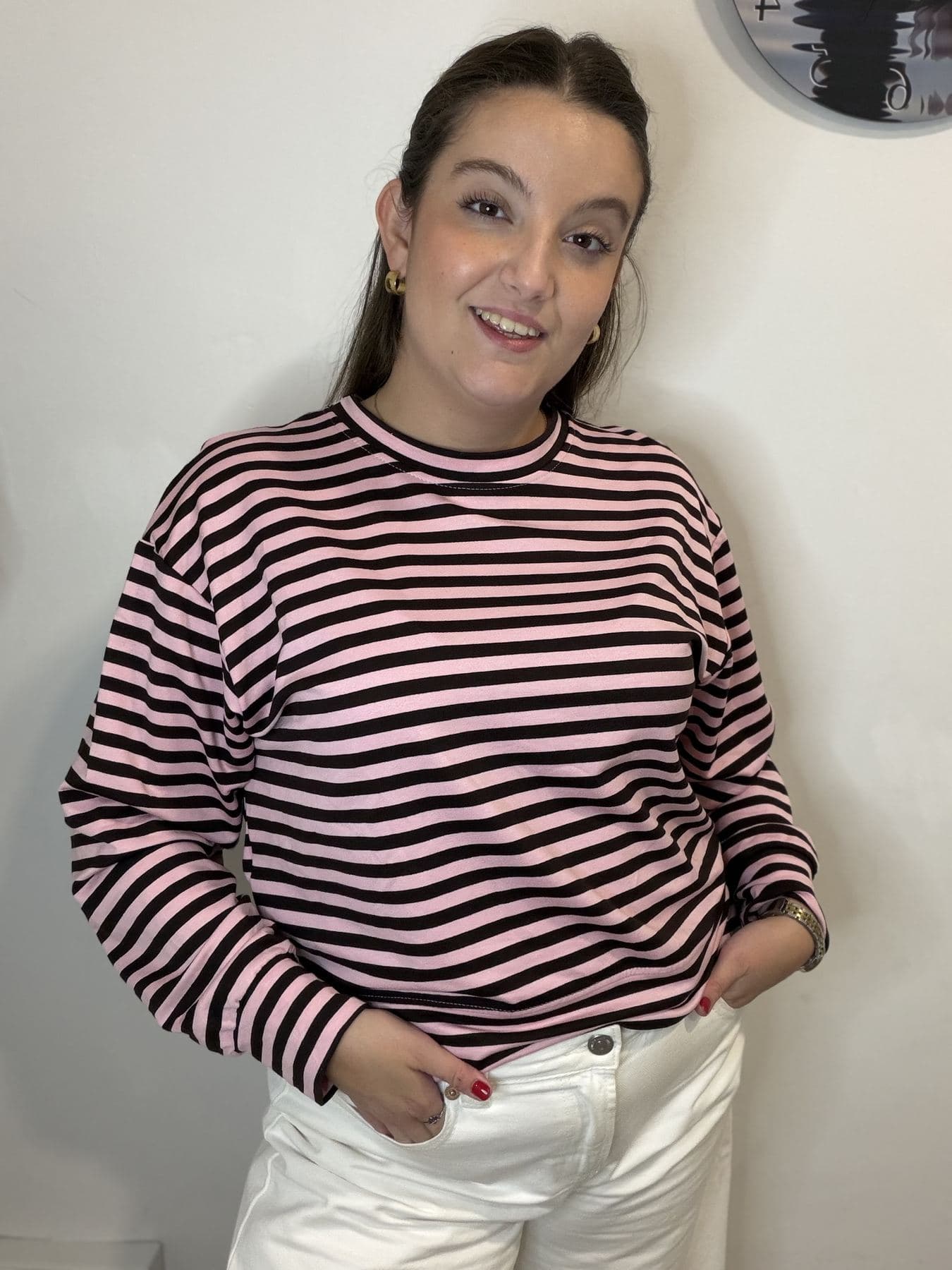 Camiseta tipo sudadera de rayas rosa y negro